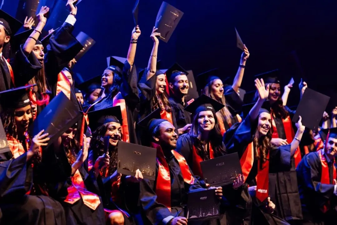 SKEMIENS毕业快乐！这是属于你的光辉时刻！